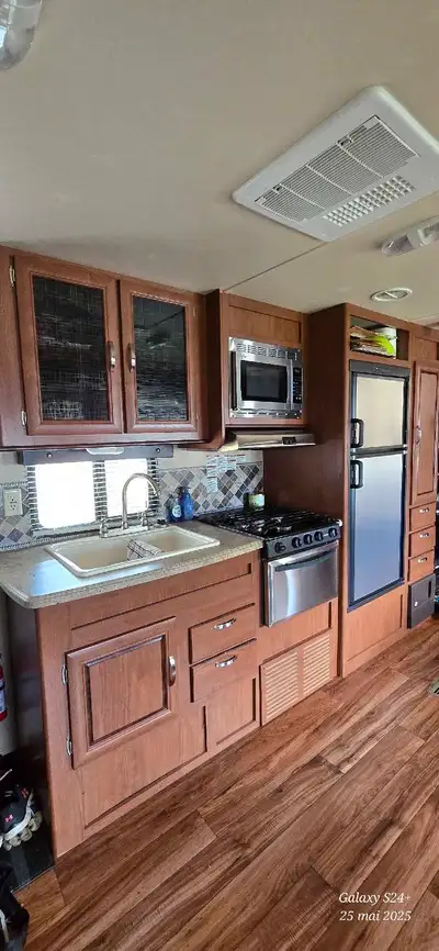 2016 Forest River Wildwood 26TBSS (Triple Bunk, Super Slide out) En bonne condition, scellant fait c...