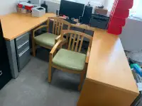 Bureau de 3 morceaux en bois avec deux chaises Fariqué au Canada