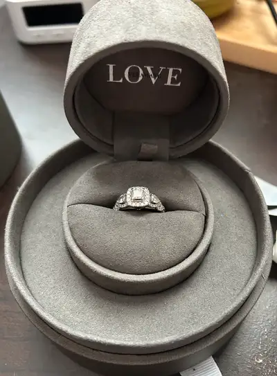 I'm selling a Vera Wang engagement ring that features a stunning arrangement of diamonds. It is in e...