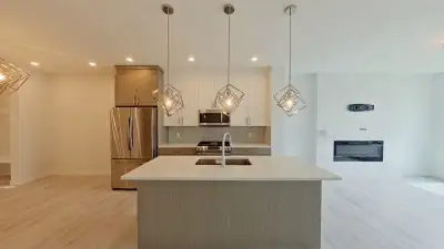 3 Bedroom / 2.5 Bathroom MAIN SUITE in SW Edmonton with Garage