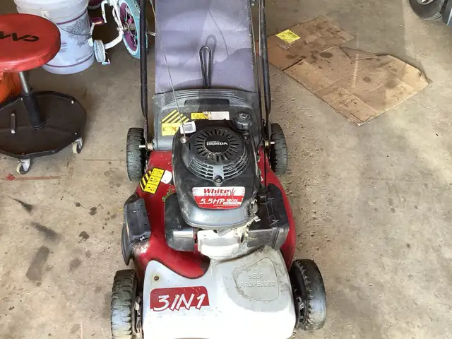 White Outdoor Lawnmower in Lawnmowers & Leaf Blowers in Kitchener / Waterloo - Image 3