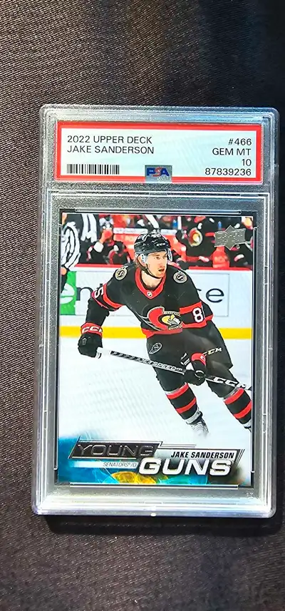 Cette carte Upper Deck Young Guns de Jake Sanderson, gradée PSA 10, est en parfait état et prête à r...