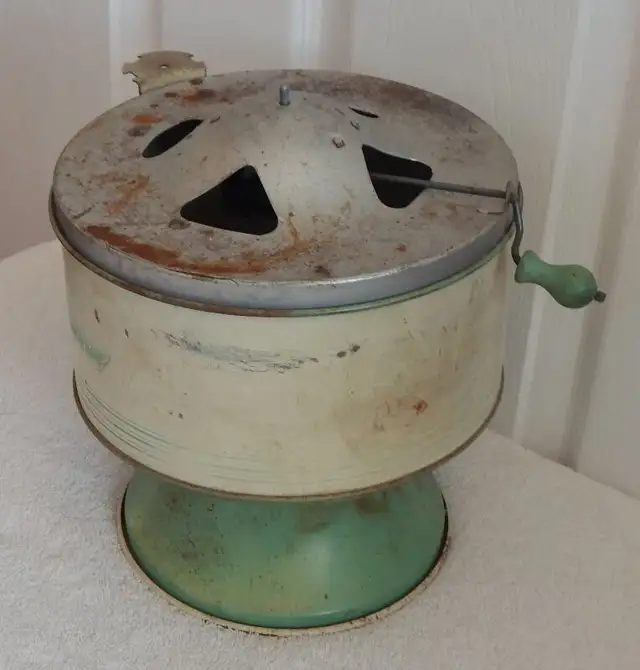 TOY WRINGER WASHER in Arts & Collectibles in Belleville - Image 3