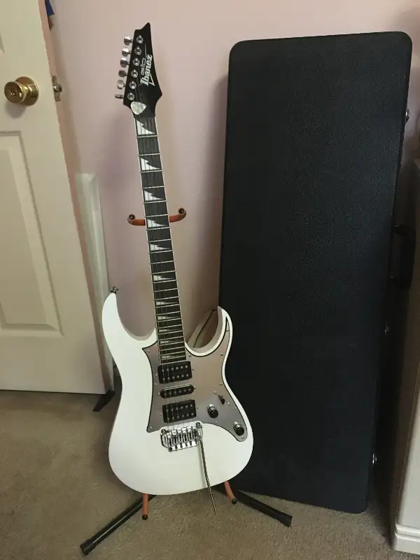 Ibanez Gio Metallic White w/ Tremolo Bridge & Hard case in Guitars in Mississauga / Peel Region - Image 3