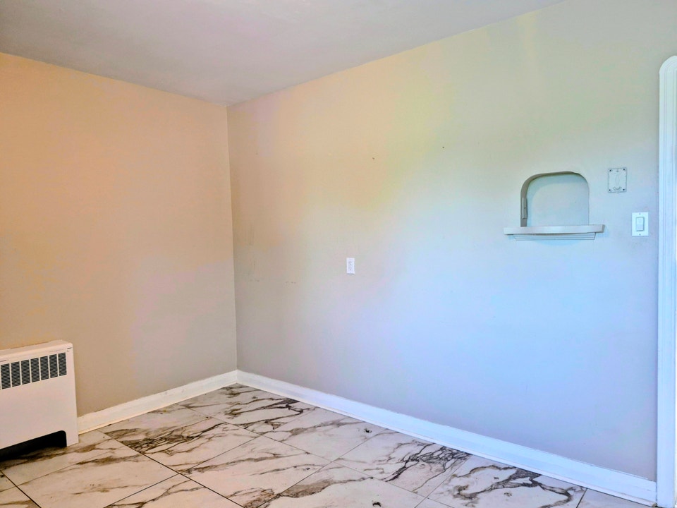 2 Bed * Main Floor * HEAT, WATER & PARKING INCLUDED 4