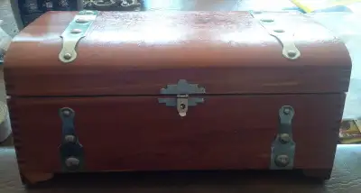 Measures 12" x 8" x 5", in great condition. Buy from more than one kijiji listing and pay less. I li...