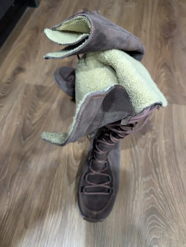 Timberland winter boots women size 7.5 Fur and leather in Women's - Shoes in Markham / York Region - Image 5