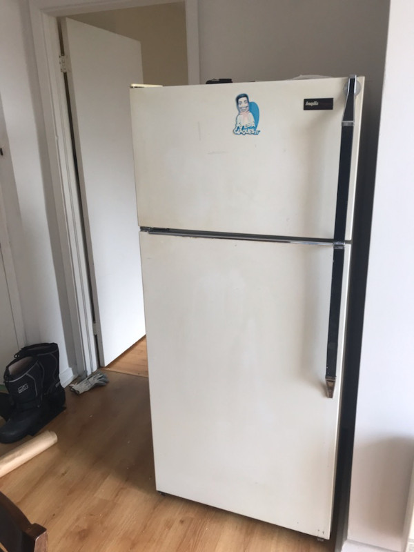 POÊLE CUISINIÈRE ET FRIGIDAIRE RÉFRIGÉRATEUR  $275 Total 2 items dans Cuisinières, fours et fourneaux  à Ville de Montréal - Image 2