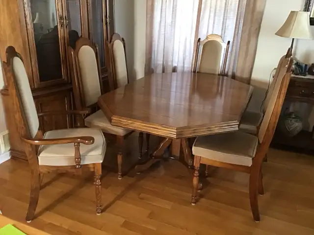  Dining room table, Buffet, Hutch and six chairs   in Dining Tables & Sets in Kingston - Image 7