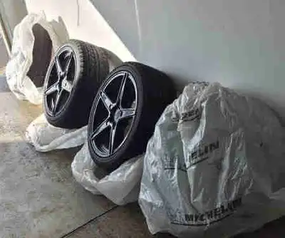 Set of four Winter tires plus wheels of 2025 Elantra in a good condition.