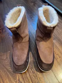 New men’s Manitobah Mukluks slip on water proof boot size 11.5 