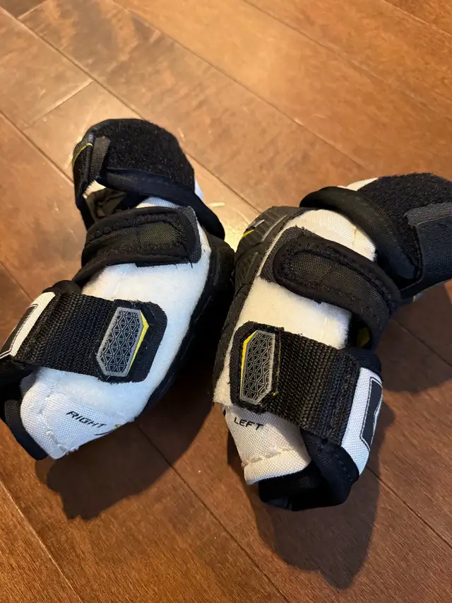 CCM Tacks Elbow Guard Junior Small590539154250813442