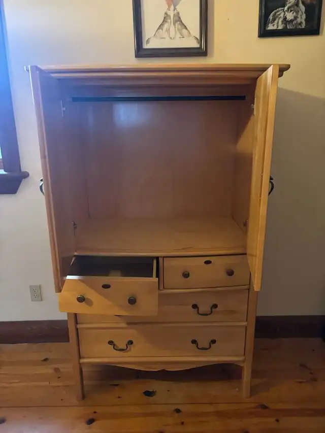 wood dresser in Dressers & Wardrobes in Ottawa - Image 2