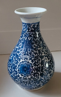 Antique White & Blue Chinese Porcelain Vase of Qing Dynasty