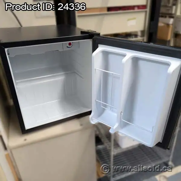 Danby Designer 1.7 cu. ft. Mini Garage Fridge w/ Freezer Tray in Refrigerators in Calgary - Image 3