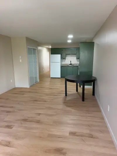 Grand 3½ à louer – Ahuntsic / Nouveau Bordeaux. 10250 Paul Comtois. 2e étage, immeuble en béton Gran...