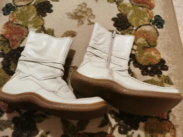 Size 8.5 shoes in Women's - Shoes in Guelph - Image 3