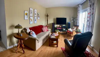 Beau 4 ½ à louer sur Ave Olivier Maurault , Montréal – charmant quartier paisible. À proximité de :...