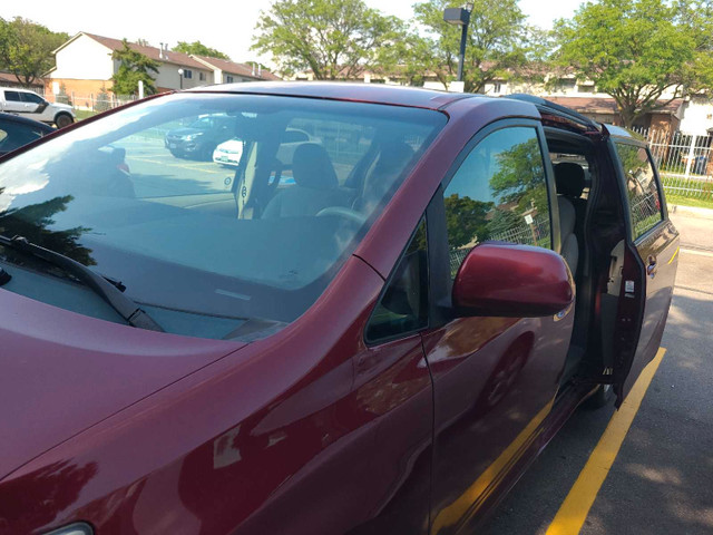 2011 toyota sienna  in Cars & Trucks in Mississauga / Peel Region - Image 3
