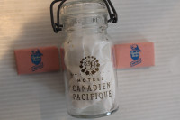 Bouteille flacon verre et savons  Canadian Pacific Hotels 1960 s