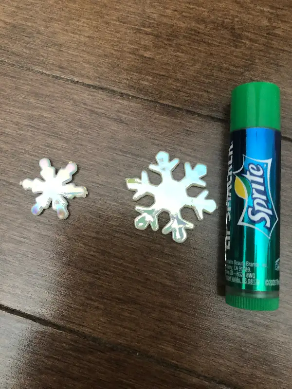 Iridescent snowflakes- plastic in Hobbies & Crafts in Strathcona County - Image 2