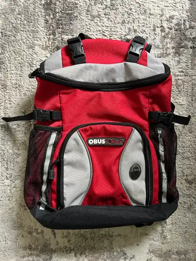 Equipped with the ObusForme comfort support system. Front zippered pocket with two side bottle pocke...