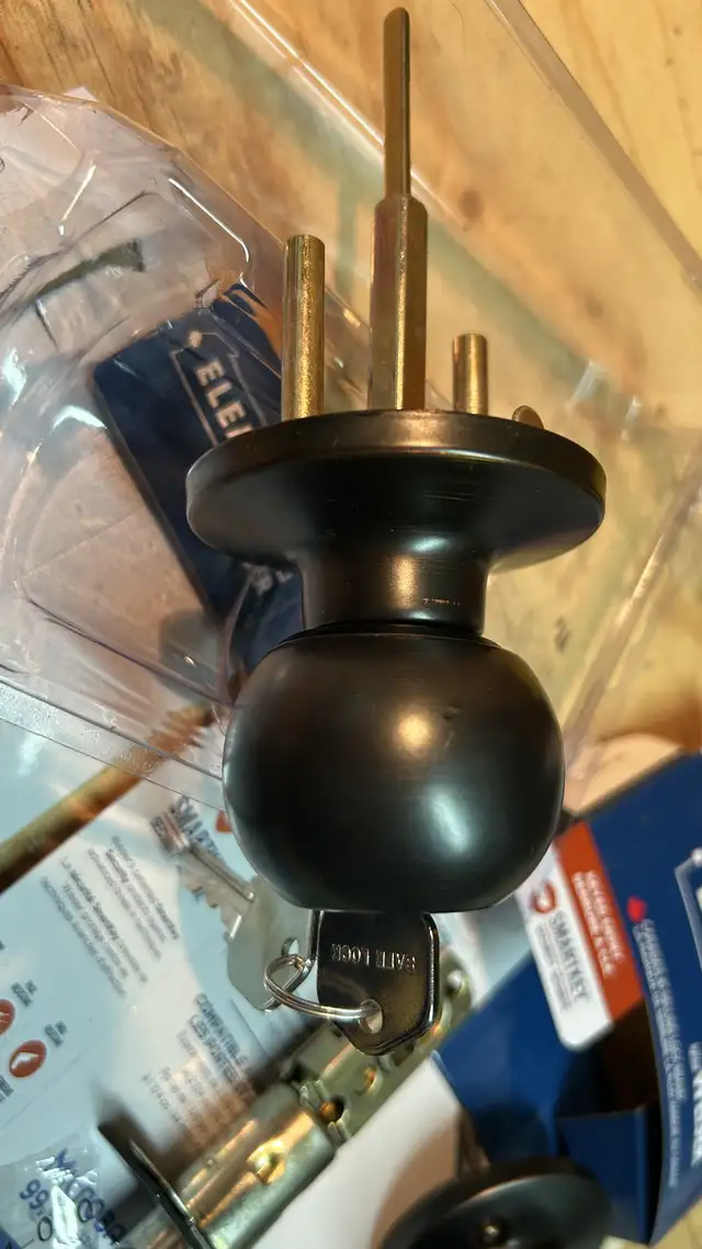 Poignée de porte intérieur/extérieur avec clé  in Windows, Doors & Trim in Longueuil / South Shore - Image 4