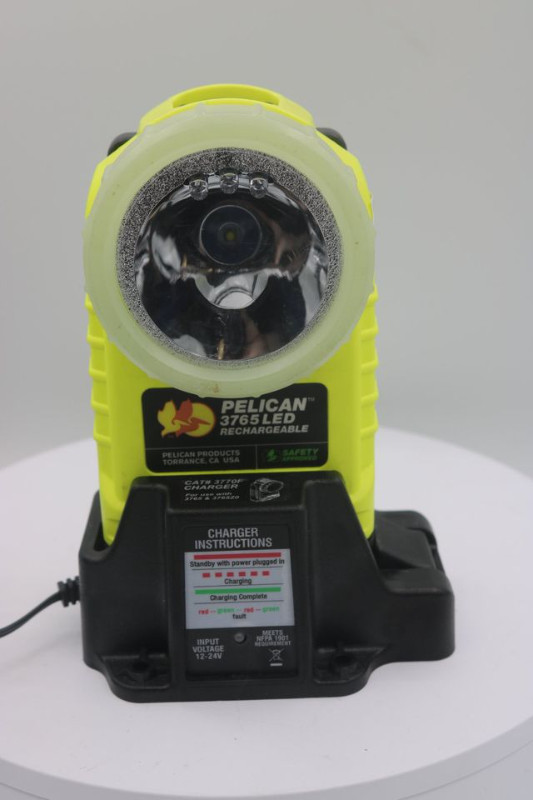 3765 Right Angle Flashlight w/ Charger (#36073) in Power Tools in City of Halifax - Image 4
