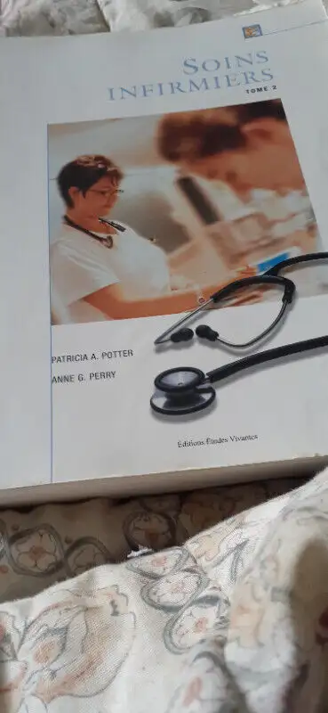 Soins infirmiers, 2 volumes in Textbooks in City of Montréal - Image 2