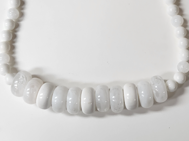 Vintage Shiny & Pearlized White Bead Necklace in Arts & Collectibles in Mississauga / Peel Region - Image 4