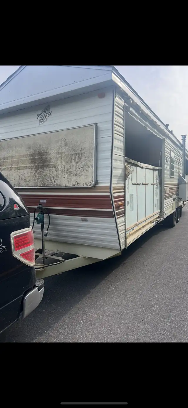 42’ tiny home camper trailer park model living bunkie farm in Other in Barrie - Image 4