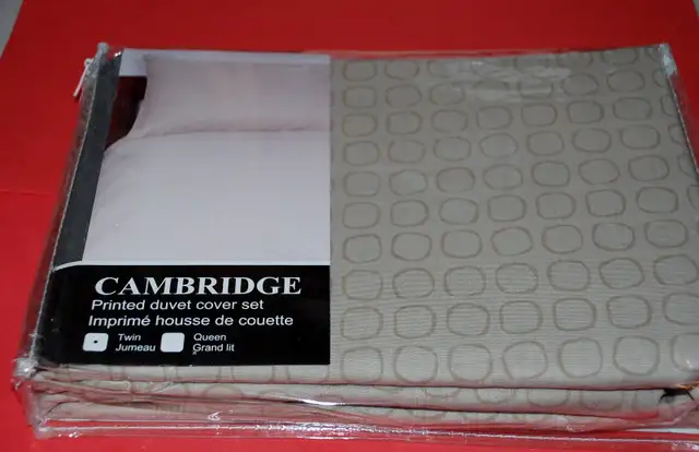 TWIN DUVET COVER SET, ASSORTMENT in Bedding in Brantford - Image 5