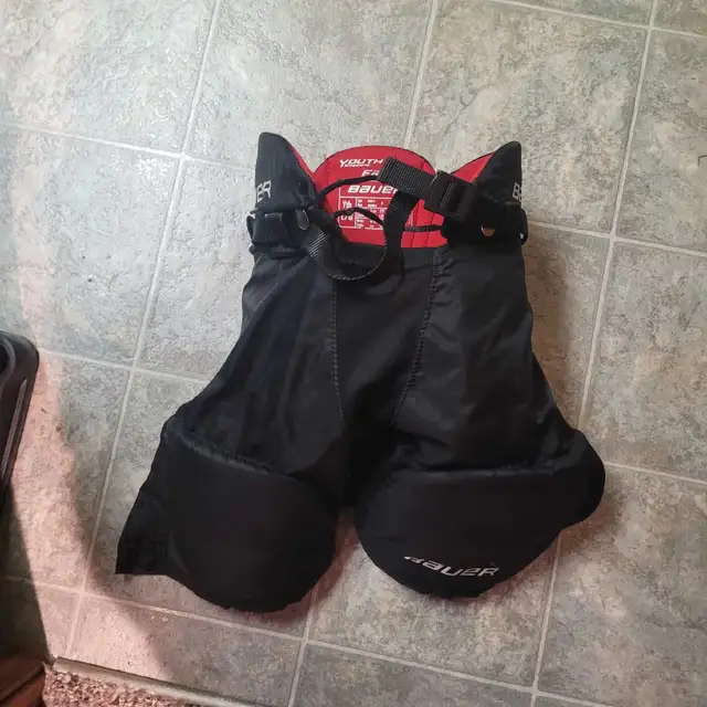 kids hockey equipment  in Hockey in Winnipeg - Image 7