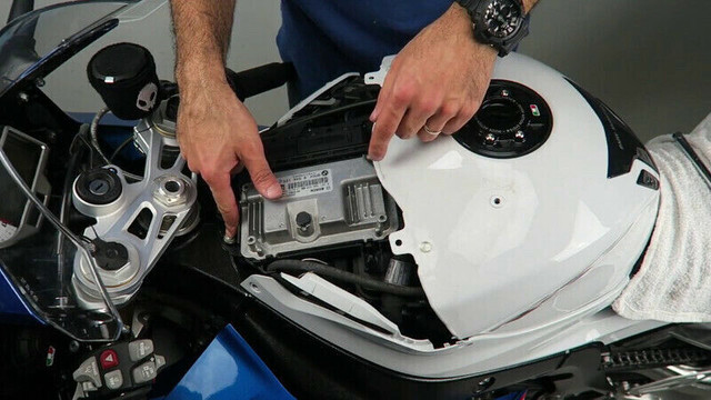 New BMWs1000rr OEM Tank Air Box cover Fairing Top BMW Logo White in Other in City of Toronto - Image 4