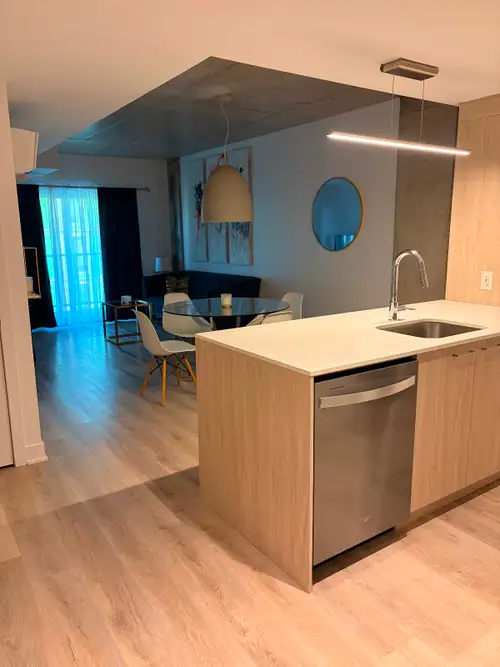 CONDO NEUF • 3 1/2 • 7e étage *JE PAYE LE DÉMÉNAGEMENT* • Électricité INCLUS • Internet INCLUS • Éle...