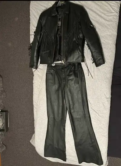 Pants size small Jacket size medium, also has a zip out liner vest Can meet in steinbach