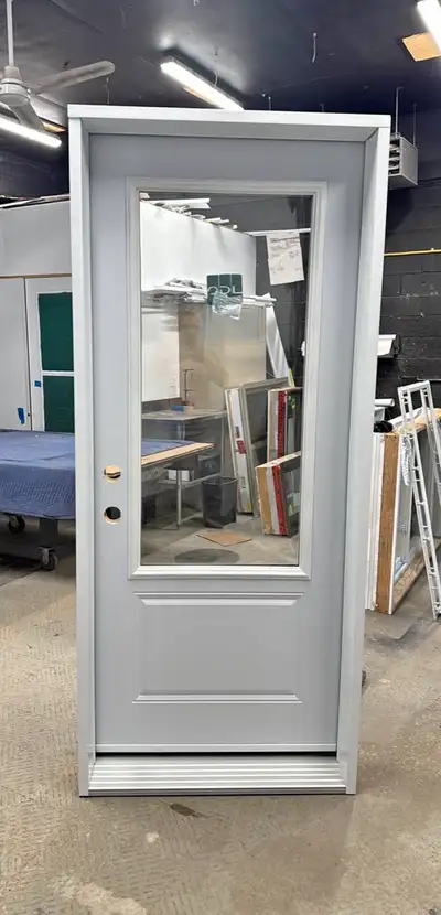 Porte neuve avec Thermos clair ouvrant vert la droite, View more