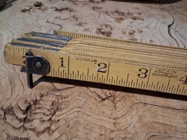 Wooden folding ruler w hook end by LUFKIN Made in Canada  in Hand Tools in Calgary - Image 2
