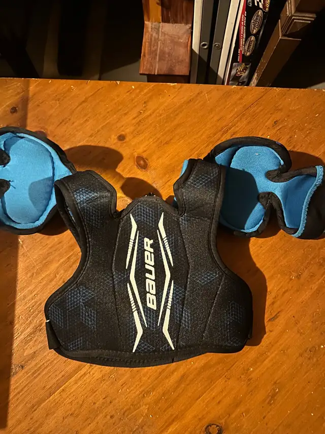 Bauer youth hockey equipment in Hockey in Barrie - Image 6