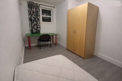 One private room available in a newer, clean house near Holdom SkyTrain. Very convenient location —...