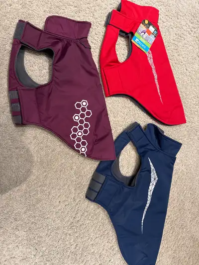 RC Pets Cascade Coats Smoke free home. Great spring / fall coat. Fleece lined with Velcro fasteners...