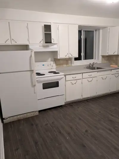 3 ½ à louer Français 3 ½ à louer à l’étage supérieur d’un triplex à Longueuil. Inclut stationnement....