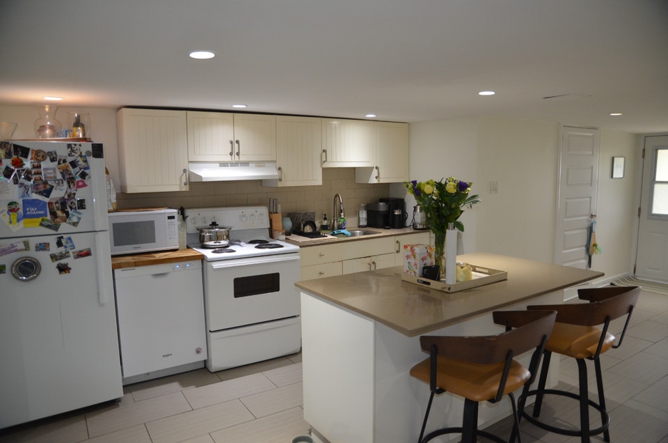 One Month Free. 1 Bdrm Apt in New Edinburgh 3