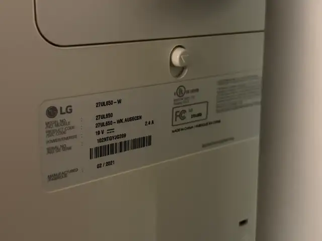 LG 27-inch, 4K UHD Monitor - 27UL650-W in Monitors in Oshawa / Durham Region - Image 7