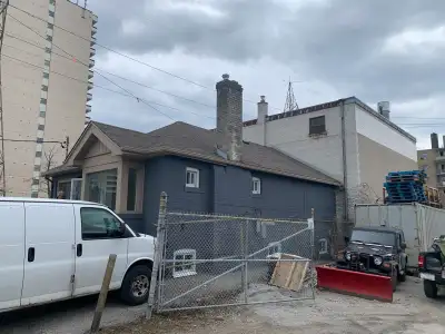 Great location in mid town with parking for 6-8 cars or some small trucks ! Located just west of Mar...