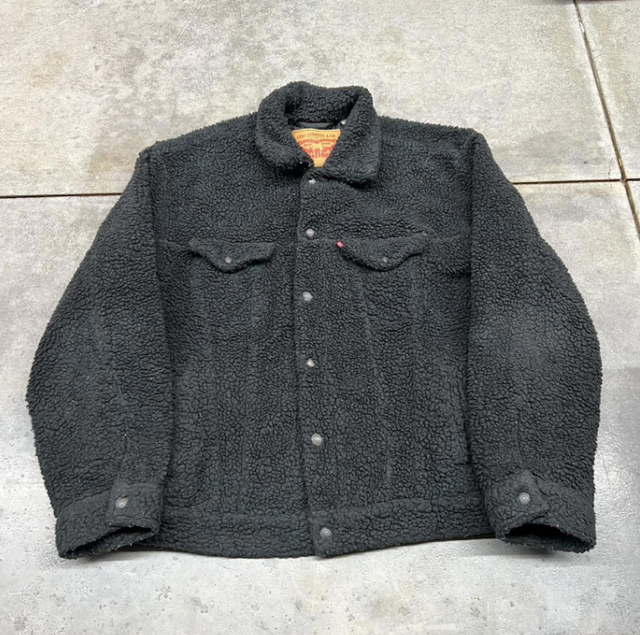 Levi's Relaxed Fit Sherpa-Fleece Trucker Jacket  MENS 2XL XXL in Men's in City of Toronto - Image 2
