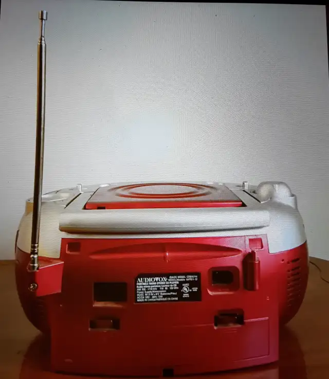 $25 Audiovox Model: AXP811-32– Portable Radio stereo CD player in General Electronics in Markham / York Region - Image 4