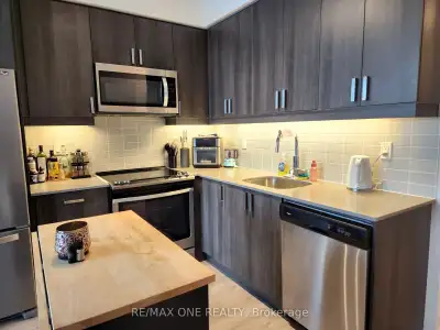 1+1 Beds 2 Baths 1 Park 1 Locker Condo for Lease