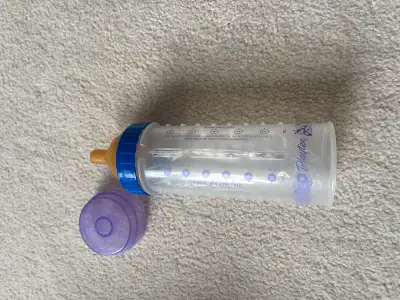 There are 98/100 Disposable liners & 51/66 nursing pads. Comes from pet free & smoke free environmen...