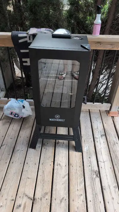 Get ready to elevate your BBQ game with this Masterbuilt electric smoker, which features a convenien...